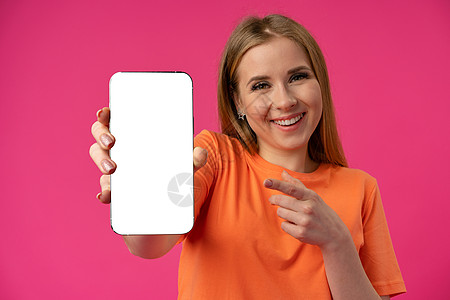 年轻女性在彩色背景下用孤立的白色屏幕显示智能手机手指学生衬衫商业成人女士促销广告技术小样背景图片