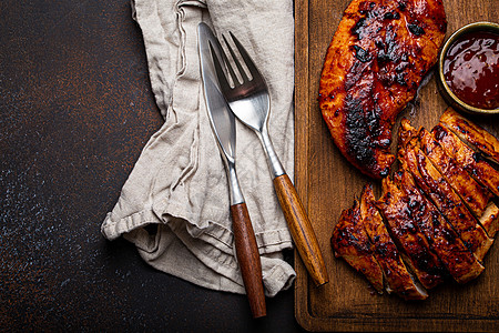 配有红酱汁和切片在木制板上的火鸡或鸡排乡村菜单营养盘子鱼片厨房烧烤饮食胸部午餐图片