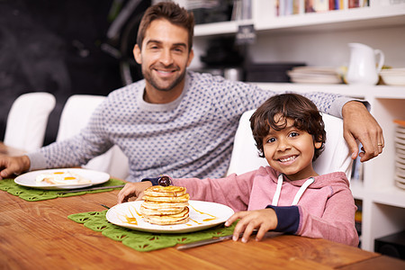 爸爸做的煎饼是最好的 父亲和儿子一起吃早饭的肖像图片