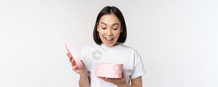 快乐的亚洲女人 女朋友打开带情人节礼物的盒子 收到浪漫礼物 站在白色背景中广告成人企业家大学商业衬衫工作女性学生工作室图片
