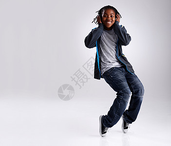 Hip Hop先生 一个年轻男孩在工作室跳嘻哈舞孩子们男生潮人男性黑人男孩们青年黑色跳跃全身图片