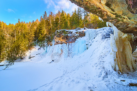 悬崖瀑布冬季蓝色冰冻瀑布下雪背景