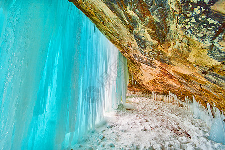 严冬洞穴入口处的蓝色冰面覆盖板图片