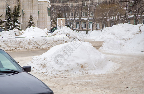 路边大雪漂流 在城市街道的背景之下 (笑声)图片