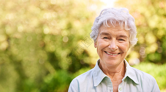 享受退休生活 一个高龄女性在户外放松图片