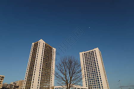 大城市的城市景观 典型的现代公寓楼的外部映衬着蓝天白云天空首都建筑物摩天大楼天际中心旅行建筑市中心建筑学图片