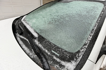 冷冻雨创造了一层冰和外套 一辆客车 特写挡风玻璃Windshield冻结危险车辆驾驶冰柱冻雨天气运输牵引力气象图片
