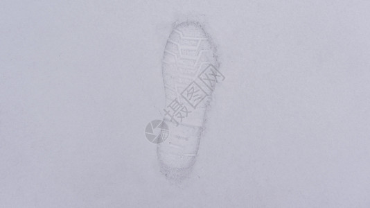 一个人在雪地上的脚印 鞋子踩在新雪上 刚下的第一场雪是一个人在冬天迈出的第一步 雪的白色质地带有浅浅的印记图片