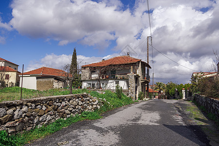 希腊传统低楼房屋 红色屋顶砖块在街上露面图片