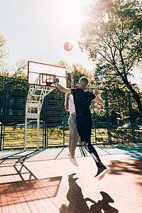 有假肢腿的青年男子与他的朋友在法庭上打篮球运动装截肢残障动机运动幸福篮球截肢者活动女士图片