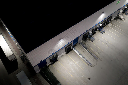 卡车在 Logostics 中心卸载的夜间鸟瞰图 工业城市区的物流中心从上面 物流中心卡车装载鸟瞰图货车高架配送商业贮存码头货运图片