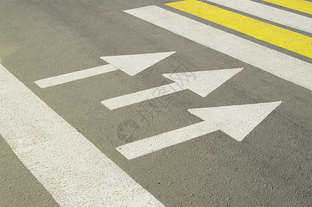 使用箭头标志的轴向道路显示行进方向沥青交通车道黑色安全旅行运动运输街道灰色图片