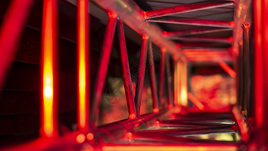 照明设备用红色灯光照亮的铝透托盘大厅艺术框架建筑学索具合金光束工作室画廊钻机图片