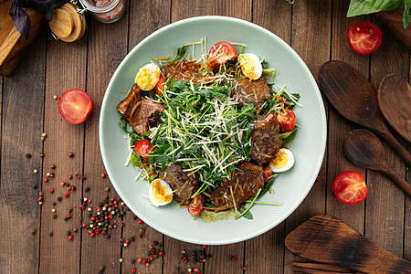 新鲜绿色沙拉 配有肉和蛋背景餐厅盘子牛肉美食营养菜单午餐烹饪水平图片