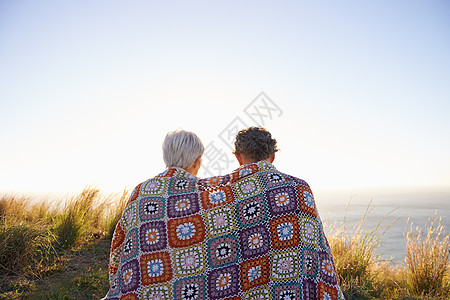 在山坡上浪漫 看见一对年长夫妇坐在山坡上一起图片