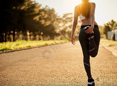 准备你最好的跑步吧 一个无法辨认的年轻女子在跑步前伸展的回视镜头图片
