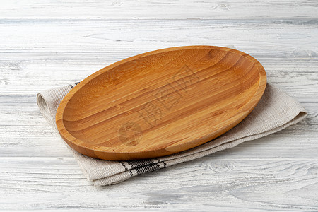 白木桌棉纸巾上的木制剪布板托盘白色折叠餐厅桌布盘子织物桌子工具纺织品图片