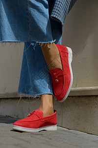 穿着红色时尚麂皮乐福鞋 蓝色牛仔裤 白衬衫和时髦格子外套的女人在街上摆姿势鹿皮鞋鞋类拖鞋芭蕾舞平底街道魅力女士星星皮革图片
