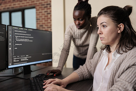 信息机构多种族技术工程师在使用计算机时编程应用程序计算机器软件安全网络算法区块链编码办公室代码图片