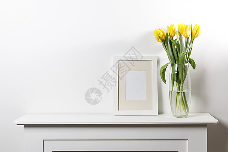 白色桌上玻璃花瓶中的黄色郁金香布郁金香季节叶子女性小样海报广告横幅花园庆典图片