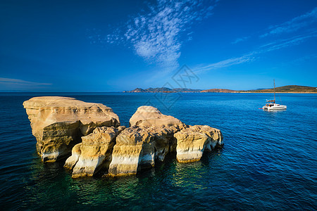 希腊米洛斯岛爱琴海Sarakiniko海滩游艇景点岩石背景海滩旅游者旅行日落旅游胜地风景图片
