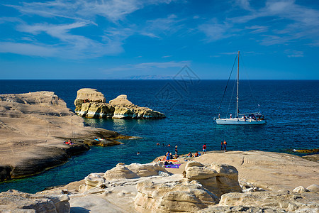 希腊米洛斯岛爱琴海Sarakiniko海滩游艇风景旅行景点旅游者岩石游客胜地海滩日落旅游图片