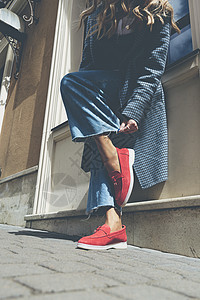 穿着红色时尚麂皮乐福鞋 蓝色牛仔裤 白衬衫和时髦格子外套的女人在街上摆姿势女士平底衣服芭蕾舞鞋类街道鹿皮鞋拖鞋皮革魅力图片