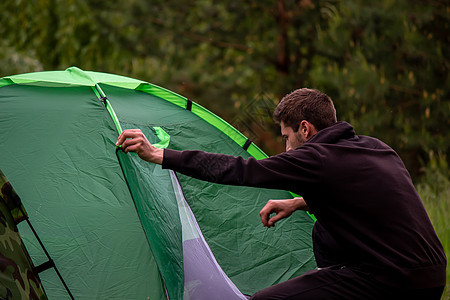 一个人坐在旅游帐篷附近 自然 娱乐 露营天空男性旅行远足者日落成人游客假期乐趣自由图片