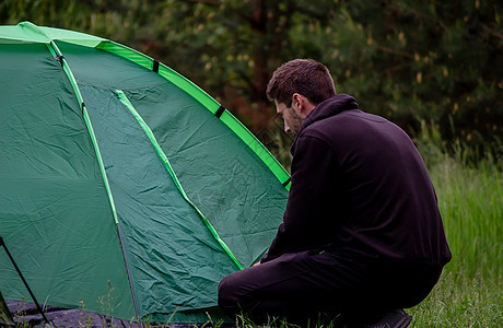 一个人坐在旅游帐篷附近 自然 娱乐 露营男人旅行衣服日落运动游客山脉假期成人自由图片