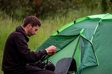 一个人坐在旅游帐篷附近 自然 娱乐 露营衣服远足冒险天空游客成人活动男性乐趣远足者图片