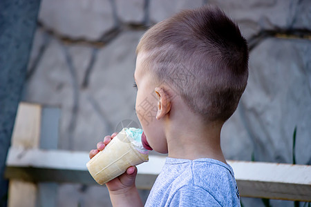 儿童自然吃冰淇淋 在杯子里吃冰淇淋甜点孩子男性喜悦快乐女孩微笑男生乐趣背景图片