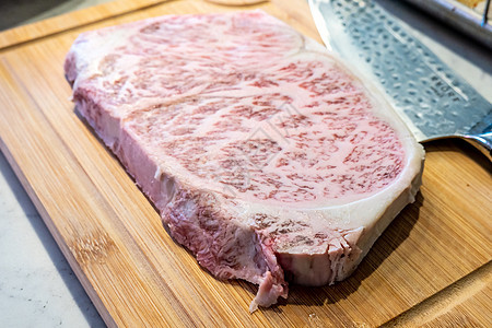 甲5型Wagyu A5型牛肉的许多部分含有高分辨率浮标纹理屠夫盘子炙烤食物肉片奢华烧烤花纹生肉晚餐图片