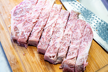 甲5型Wagyu A5型牛肉的许多部分含有高分辨率浮标纹理盘子牛肉生肉肉片奢华厨师烹饪炙烤晚餐餐厅图片
