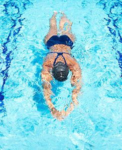 滑行剩下的几米 滑过游泳池的女游泳运动员的高角度视图图片