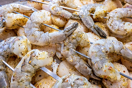 为缔约方准备的生扇贝和虾主食扇贝海鲜食物科基白色图片