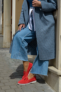 穿着红色时尚麂皮乐福鞋 蓝色牛仔裤 白衬衫和时髦格子外套的女人在街上摆姿势女士芭蕾舞鞋类街道皮革星星拖鞋平底鹿皮鞋衣服图片