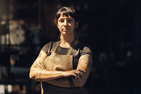 我是铁匠行业的传奇人物 一位在铸造厂工作的自信年轻女子的肖像 是图片