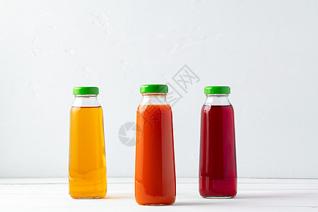 白色背景上不同果汁的玻璃杯瓶蔬菜橙子瓶子饮料水果婴儿饮食排毒产品液体图片
