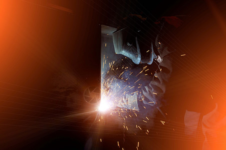 一个工人电焊机在一个半自动工厂里做钢铁活力生产星星工业技术宇宙蓝色建造工作金属图片