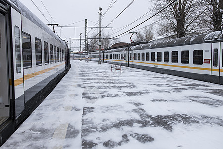 俄罗斯莫斯科—2022年1月15日 Rizhsky 火车站的郊区列车正在等待出发图片