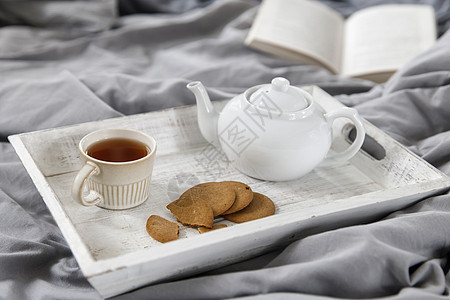 室内和家庭舒适的概念 顶视图 一杯茶 一壶凉茶 床上木盘上的糖碗 瓷杯咖啡食物糕点托盘咖啡店饼干卧室勺子糖罐制品图片