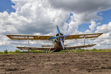 弃机的飞机站在战场上 对着阴云蓝天复古风格损害碰撞金属技术废料翅膀旅行航空图片