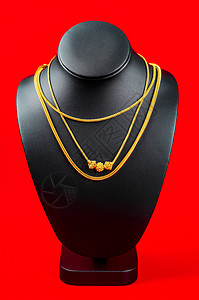 颈项和金项链在红色天鹅绒织物上财经金色配饰女人味支架人体金属奢华金链魅力图片