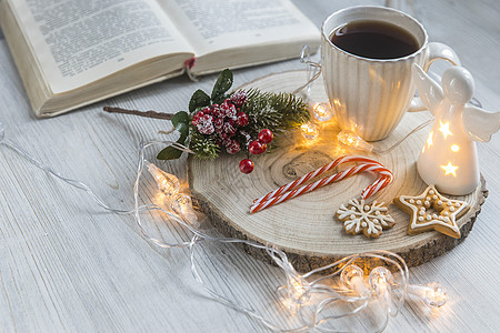 木架上放着一杯咖啡 用绳子绑着的姜饼 桌上放着一个花环 人工云杉分支与红色浆果 圣诞节的早餐 斯堪的纳维亚风格 复制空间八角肉桂图片