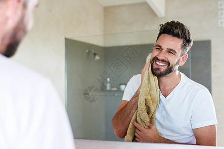 清洁与敬洁相邻 一个英俊的年轻人在洗手间被割伤是早上例行公事护理裁剪成人胡须胡子清洁度男性皮肤深色黑发背景图片