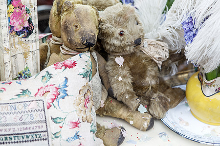 两只老旧的泰迪熊 在跳蚤市场展示图片