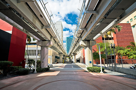迈阿密市中心街景 在搬运车列车道下景观城市地标电车建筑过境运输地铁街道大街图片