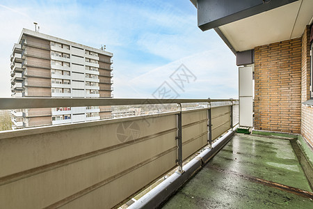 一座小阳台 可以看到城市街道公寓栏杆建筑金属窗户房子住宅城市水平建筑学图片
