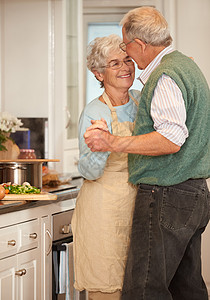 像这样的时刻是美丽的 一对年长的情侣在厨房里享受着欢乐时光的照片图片