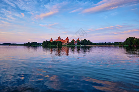 立陶宛加尔维湖特拉凯岛城堡旅游戏剧性天空胜地游客风景景点日落反射图片
